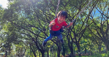 杨理帏 (季军) - 在猛烈的太阳下，公园内的树木能为孩童遮挡大部分的阳光，在树木的保护下，孩童能尽情玩耍，展露出比阳光更灿烂的笑容。